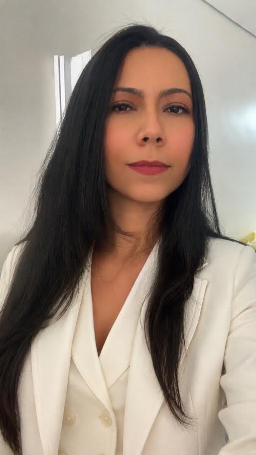 Dra. Lucinalva Ribeiro, advogada tributarista, em seu escritório